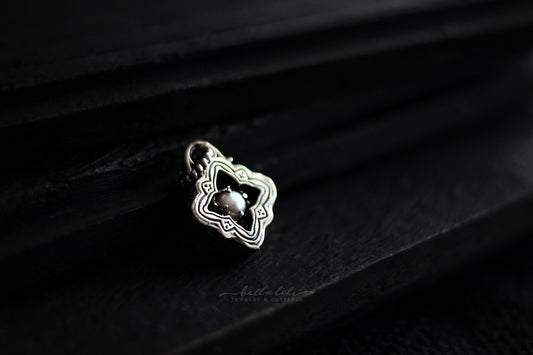 Ivoríe, Shadowbox No12 freshwater pearl sterling silver pendant